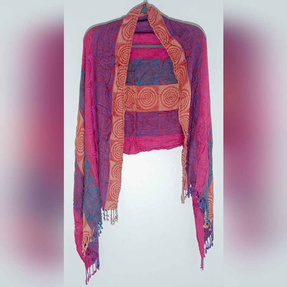 LIGHWEIGHT WOMEN'S SCARF WITH COLORFUL SWIRL DESIGN